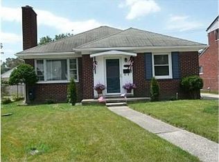 20862 Littlestone Rd, Harper Woods, MI 48225