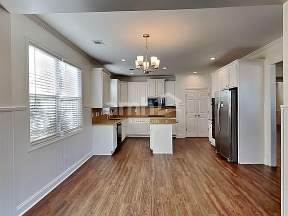 4th image of 132 Northbrooke Trce
