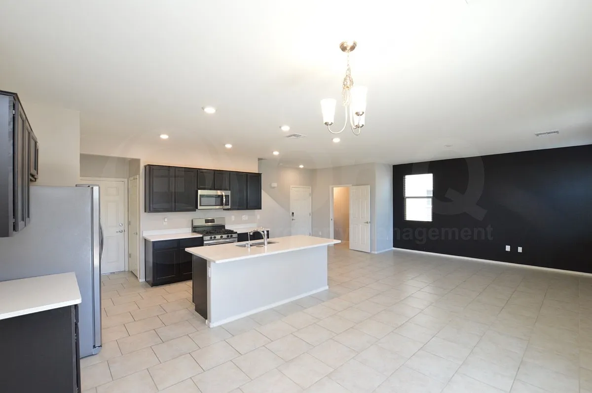4 bed, 2.5 bath, 1927 sqft, $1,895 — Photo 4