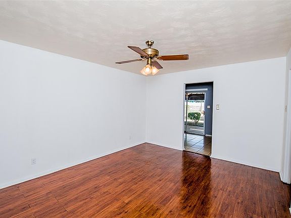 4th image of 939 Bluewood Dr