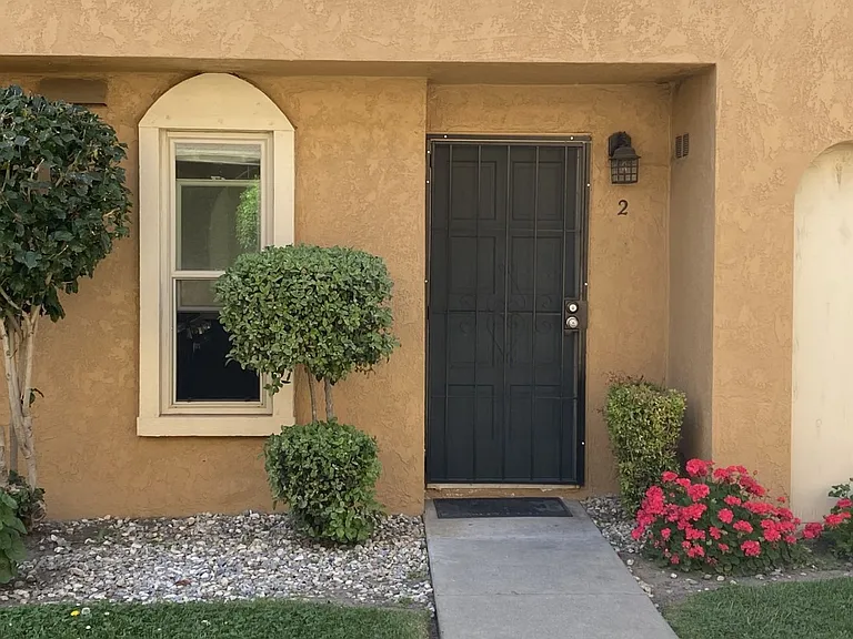 Spacious Townhome in Desirable Fairfield Area — Photo 4