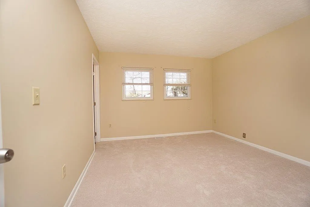 3 bed, 1.5 bath, 1308 sqft, $2,095 — Photo 2