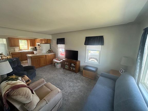 3rd image of 324 E Spring St