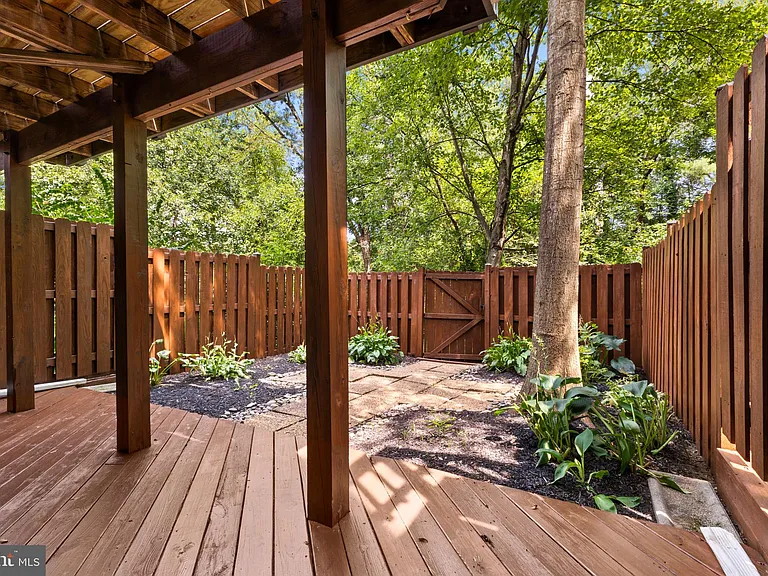 106 Hackley Ct — Photo 23