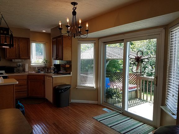 Eat-in Kitchen