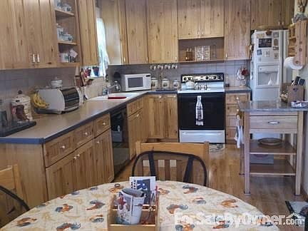 Kitchen / Dining area
						:
						furniture not for sale