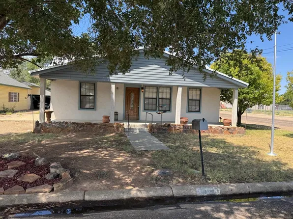 902 Elm Ave, Dalhart, TX 79022