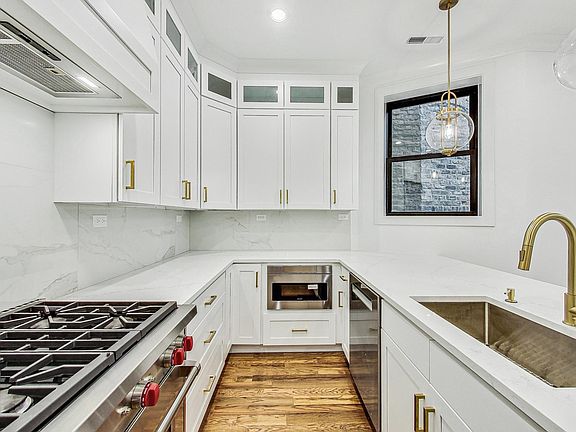 2nd image of 650 W Wrightwood Ave #1