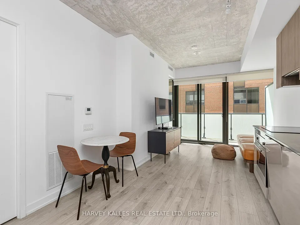 161 Roehampton Ave #523