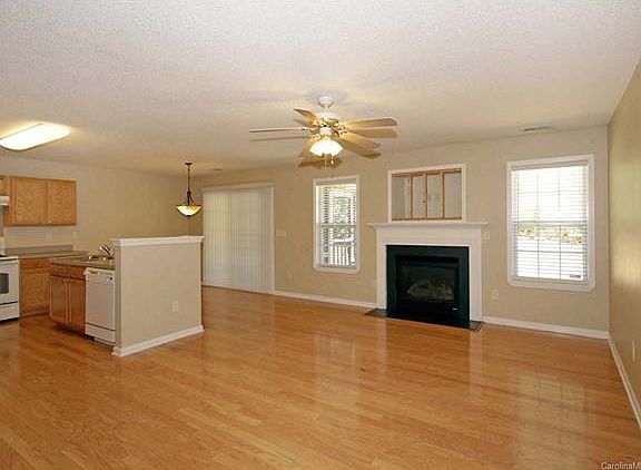 3rd image of 2320 Wexford Way #20