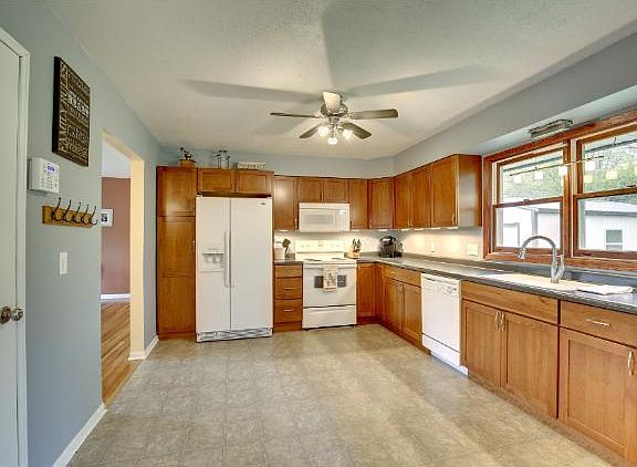 4th image of 658 Belmont Ln W