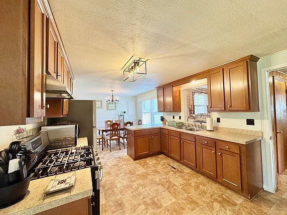4th image of 1525 Country Club Dr