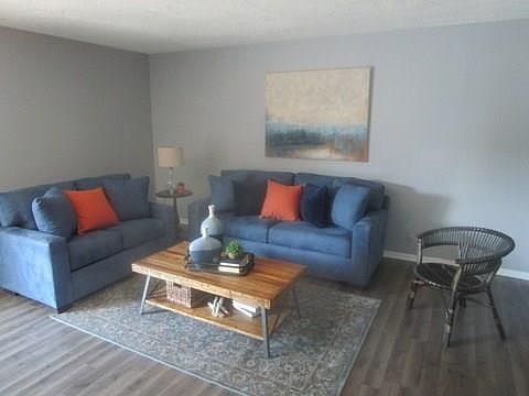 4th image of 1014 Greenbrook Dr