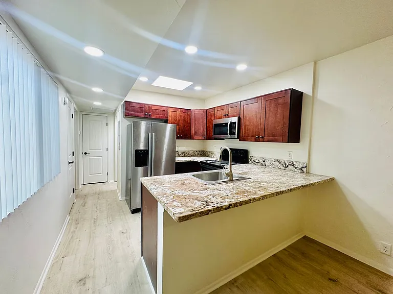 1 and 2 Bedroom Townhomes Near Downtown Tucson! Renovated with Off Street Parking! — Photo 13