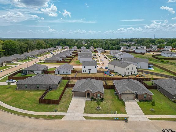 3rd image of 604 N River Oaks Ln