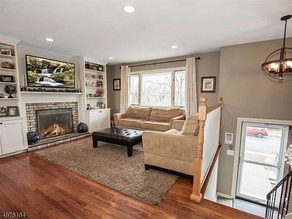 3rd image of 31 Dogwood Dr