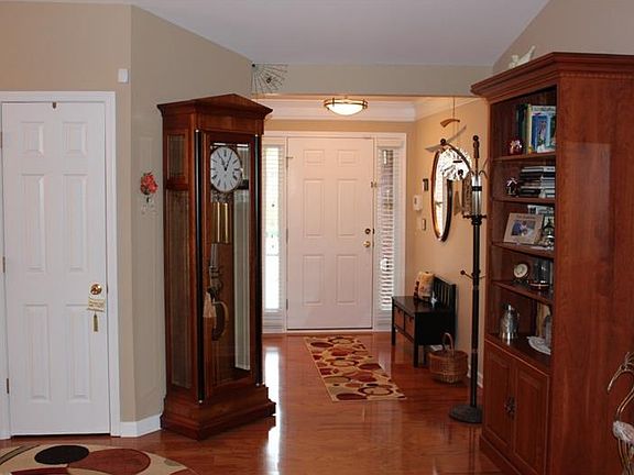 3rd image of 902 Fairmont Park Dr