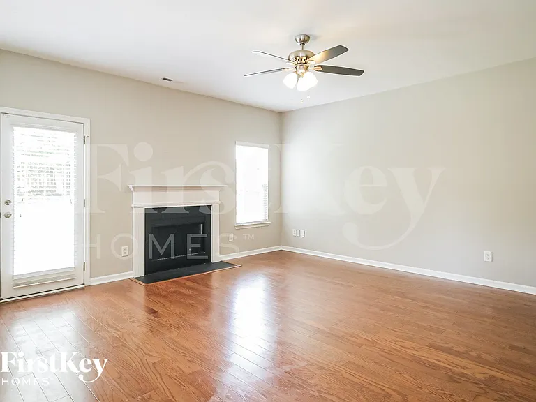 9613 Rothman Ln — Photo 2
