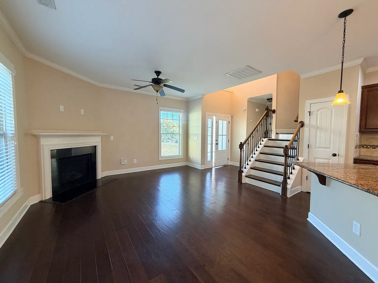 3 bed, 2.5 bath, 1512 sqft, $1,999 — Photo 2