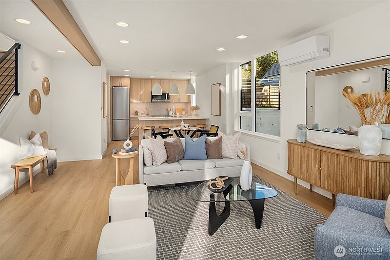 4th image of 2534 30th Avenue W