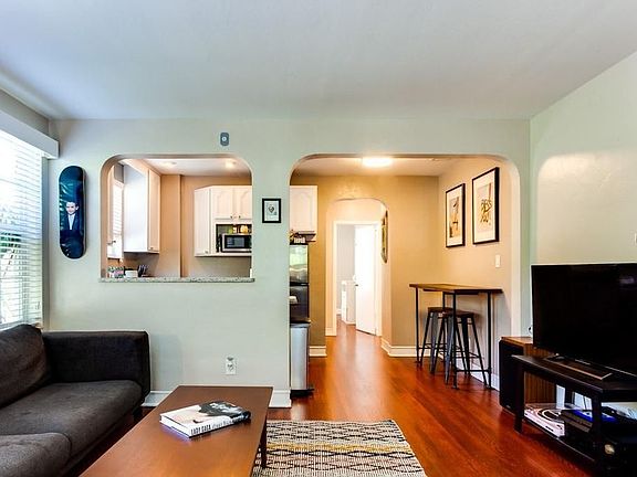 4th image of 300 12th Ave NE APT 4