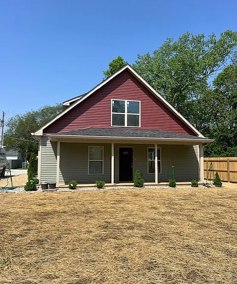282 N East St — Photo 1