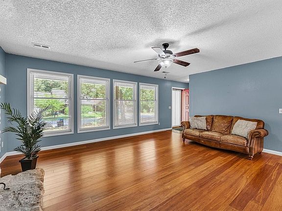 3rd image of 5 Thetford Dr