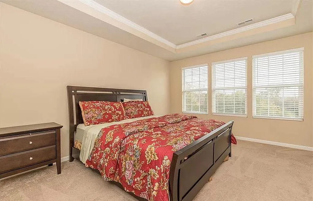 3 bed, 2376 sqft, $4,000 — Photo 4