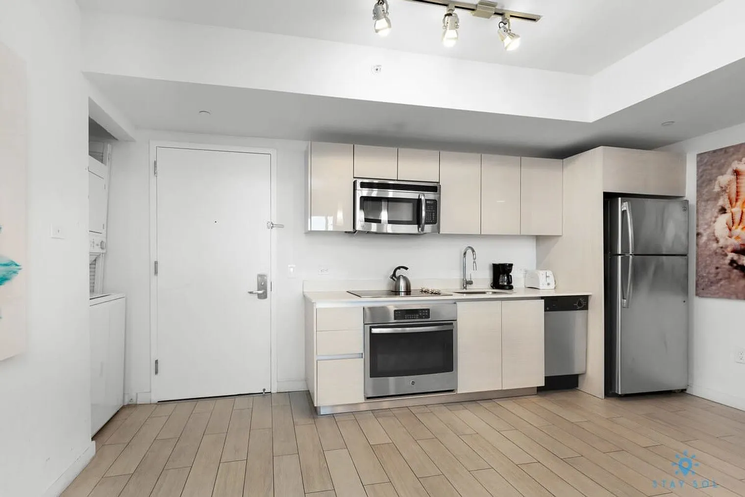 2 bed, 2.0 bath, 990 sqft, $4,448 — Photo 3