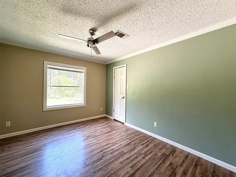 18143 Breezy Dr — Photo 34