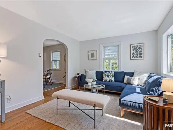 566 Barnett Pl, Ridgewood, NJ 07450