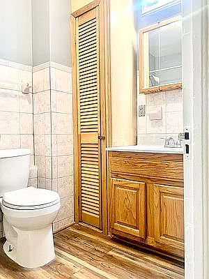 5th image of 987 Rogers Ave #2