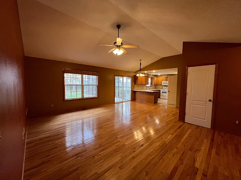 161 Shadowview Dr — Photo 4