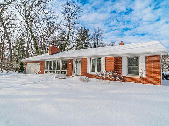 2nd image of 1008 N Roeske Trl