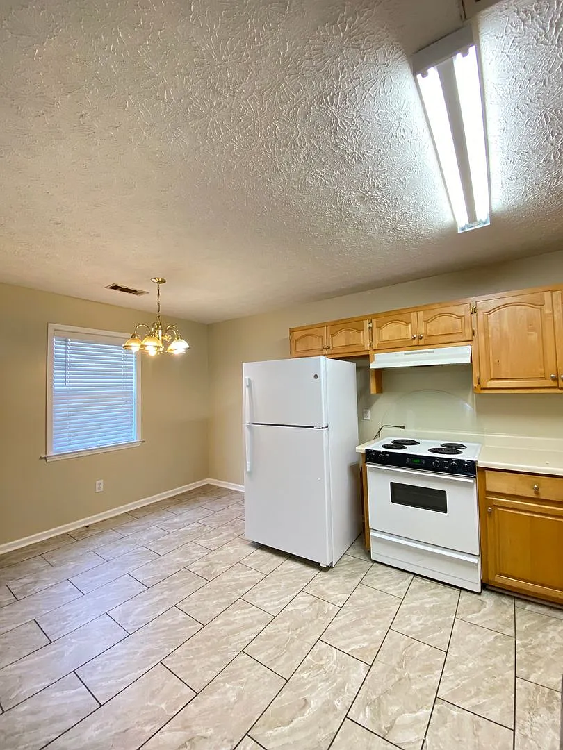 Comfort Meets Convenience in This 2 Bed/2 Bath — Photo 4