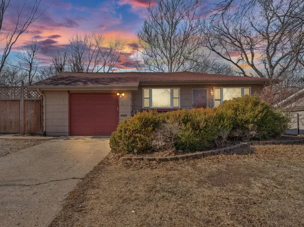 2807 SW McAlister Ave, Topeka, KS 66614