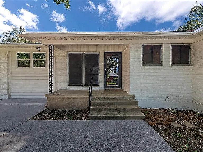 1st image of 1101 Royal Oaks Dr