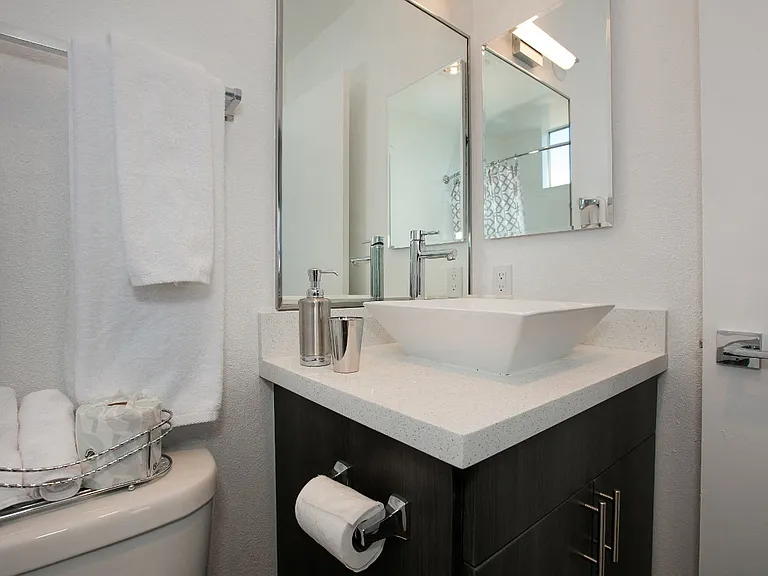 Midvale Apartments — Photo 22