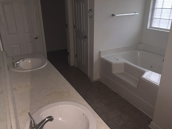 3rd image of 15290 Camelot Dr