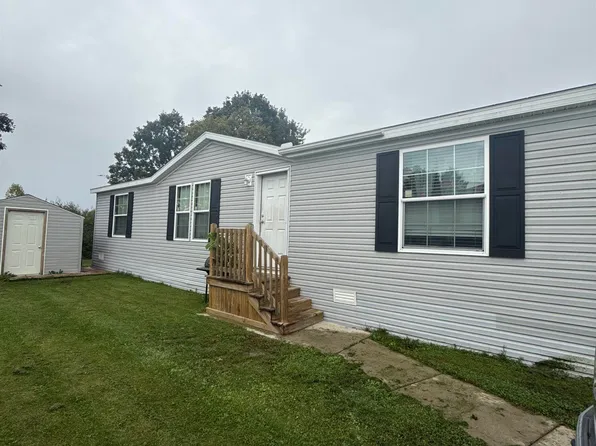58421 Brookside Dr, Lenox, MI 48048