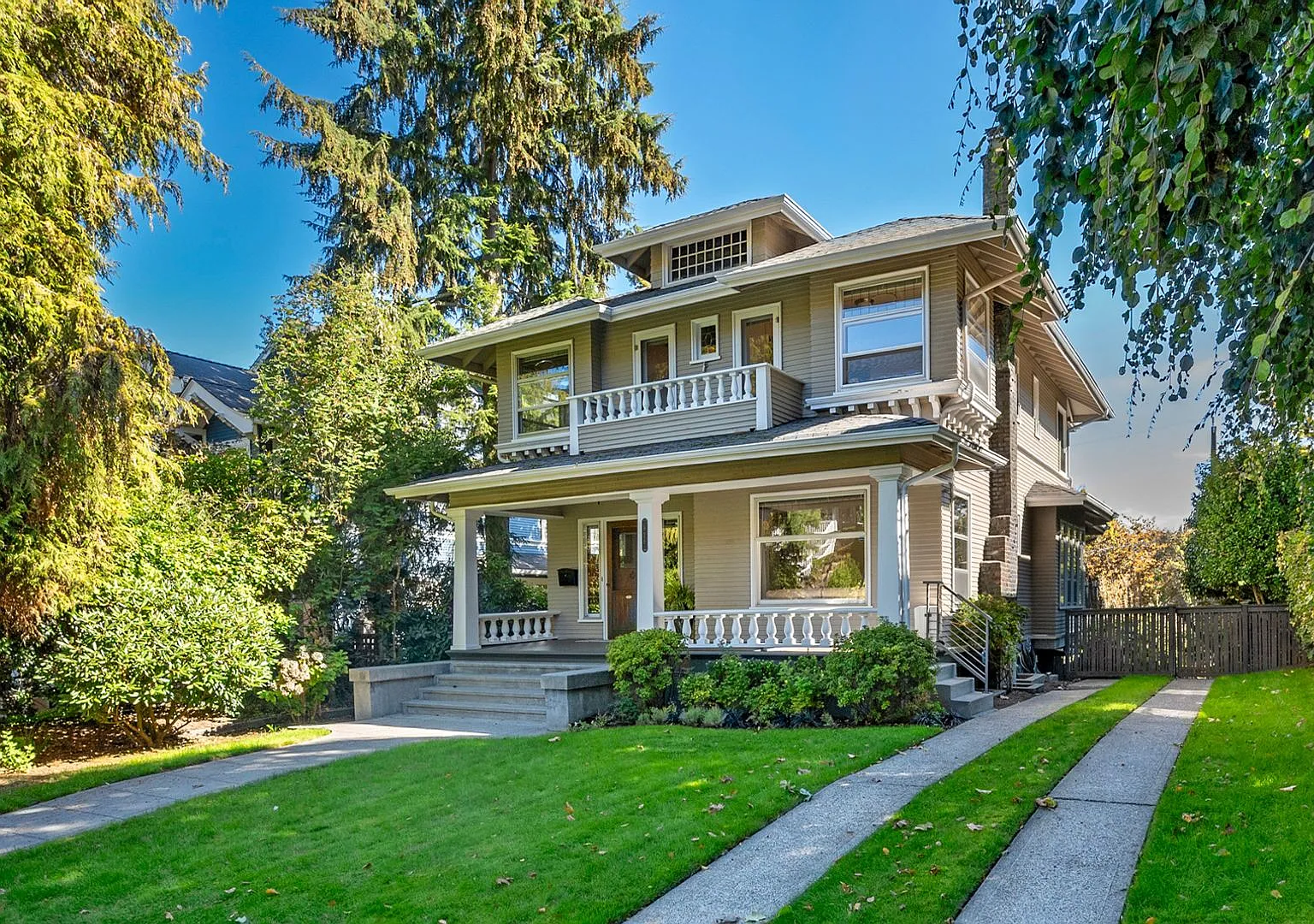Traditional Four-Corner Craftsman Home on quiet Street in Capitol Hill — Photo 2