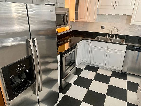 2nd image of 3301 B Regents Park Ln
