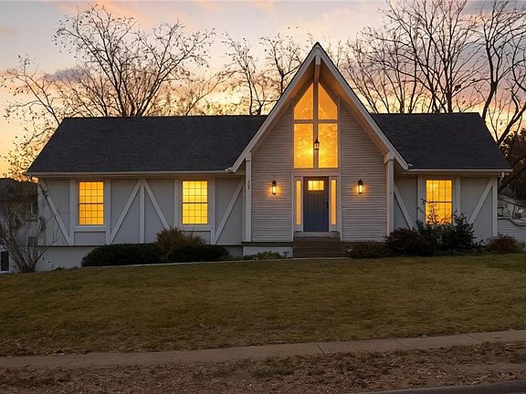 2nd image of 1011 SW Elwood Dr