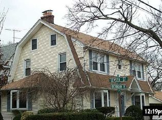 32 Buckingham Pl, Lynbrook, NY 11563