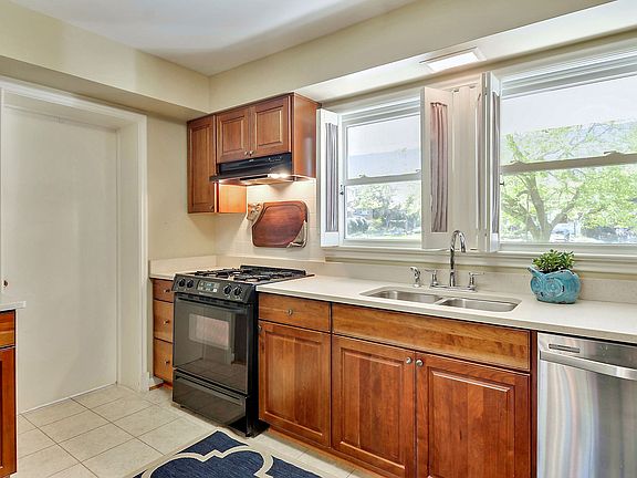 5th image of 1104 Belle Vista Dr