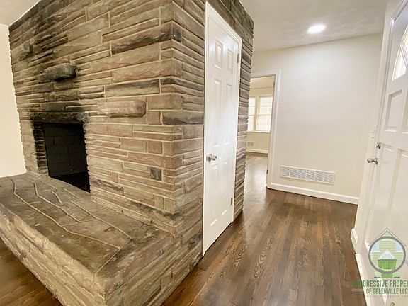 3rd image of 122 Woodmont Cir