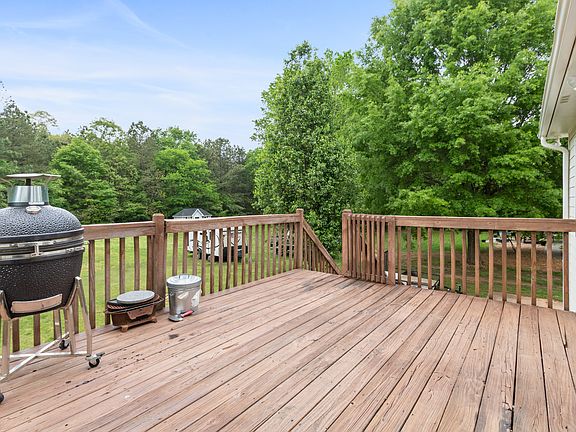 Expansive deck/huge yard