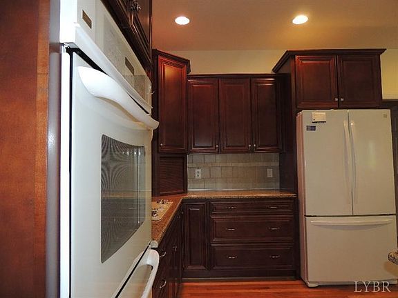 3rd image of 112 Waterton Dr
