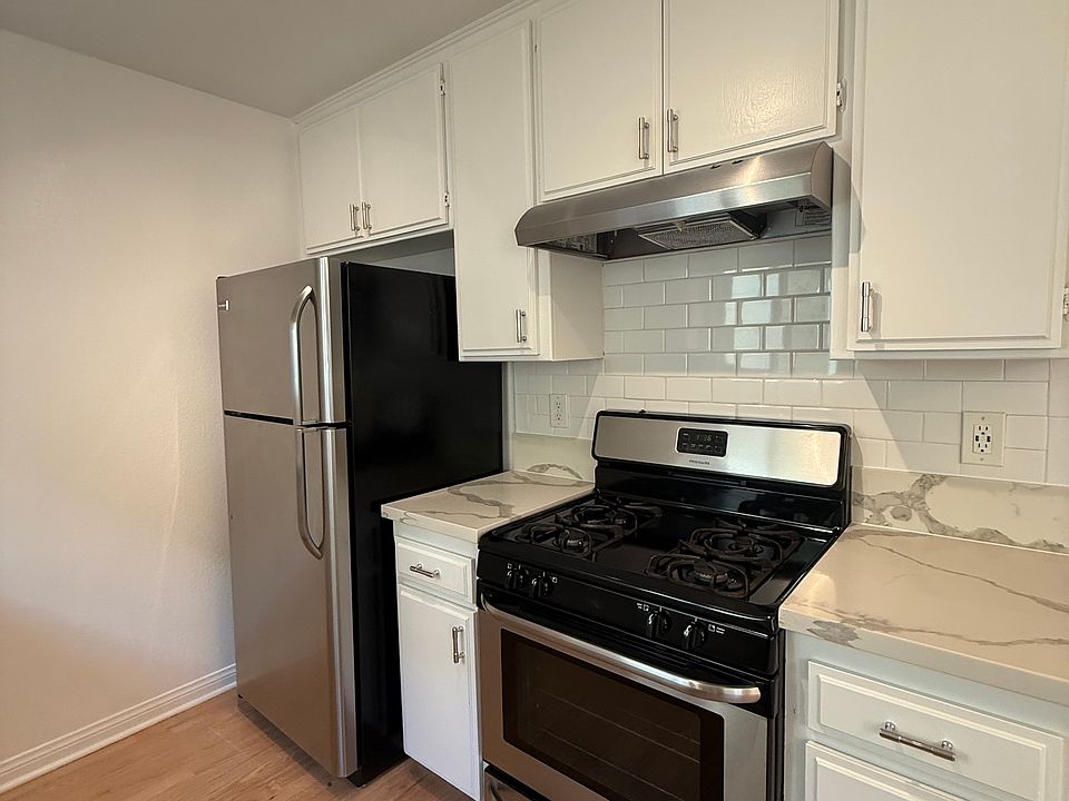1st image of 5439 Whitsett Ave #12