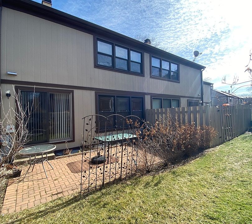 2nd image of 302 Oakwood Ln